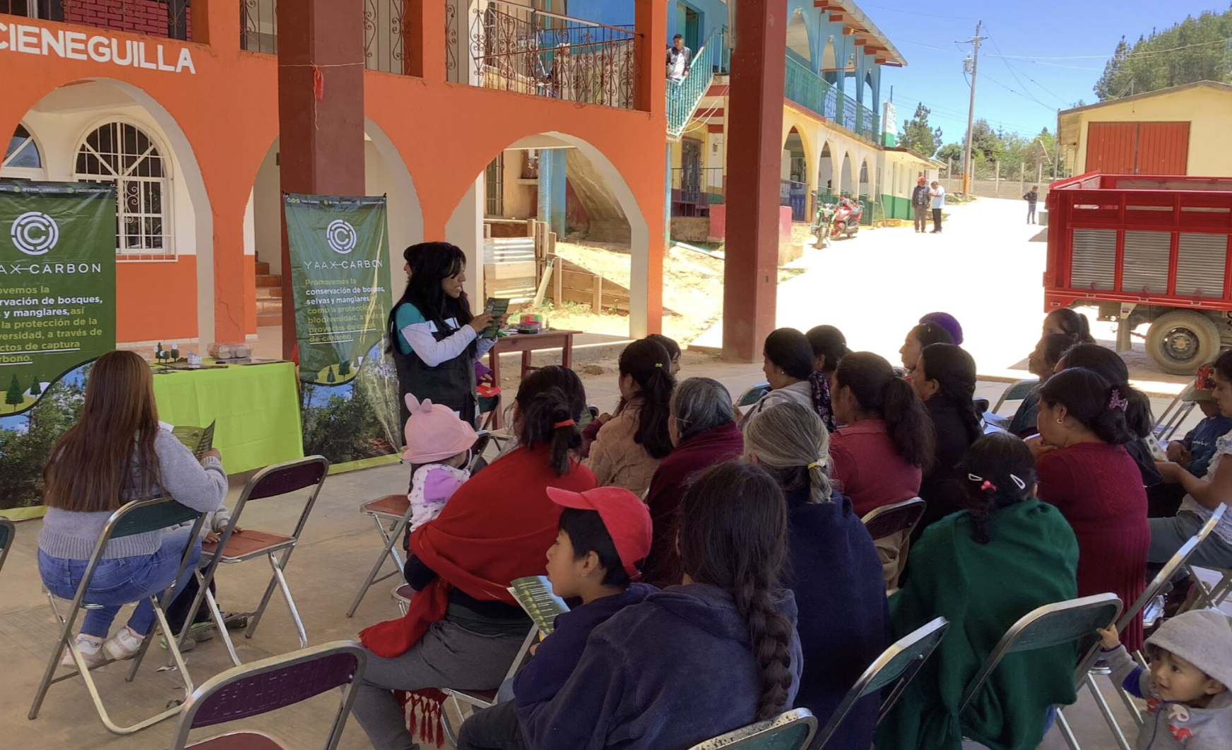 Mujeres participan en foro participativo