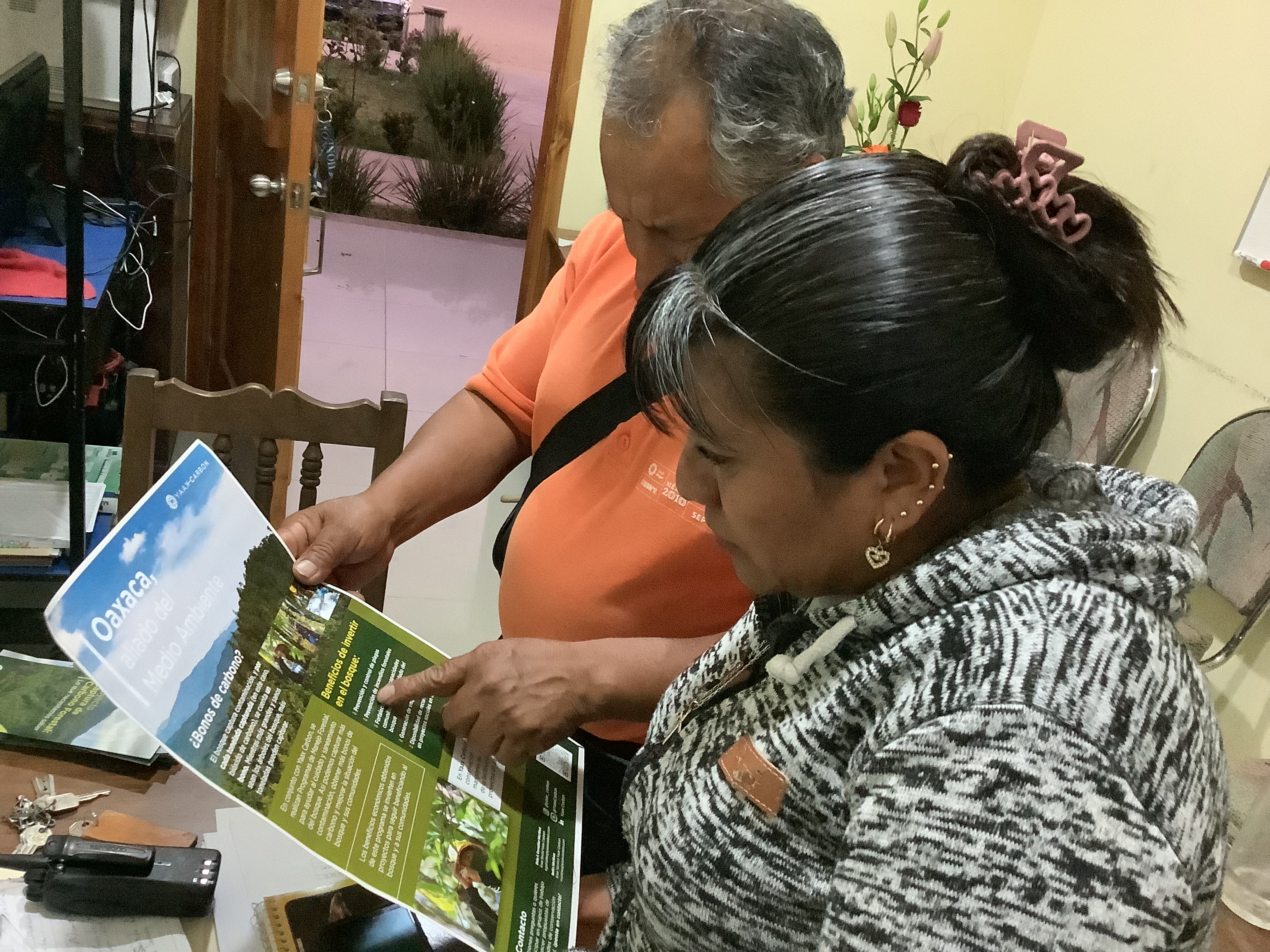 Entrega de carteles al Comisariado de Bienes Comunales